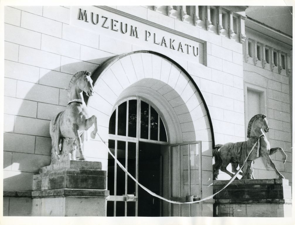 Fasada Muzeum Plakatu w Wilanowie w dniu otwarcia, 4 czerwca 1968